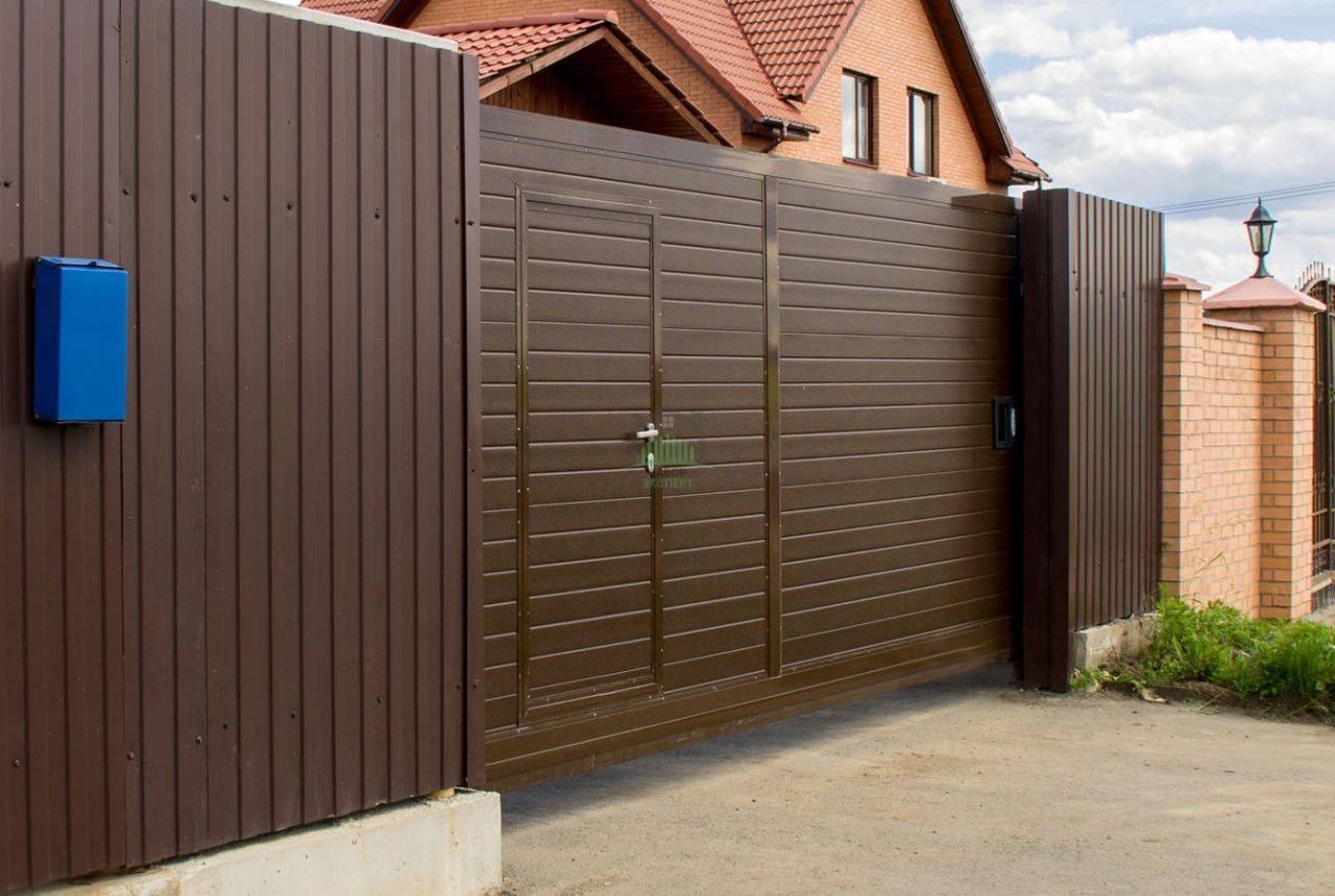 Въездные ворота с калиткой - преимущества и недостатки